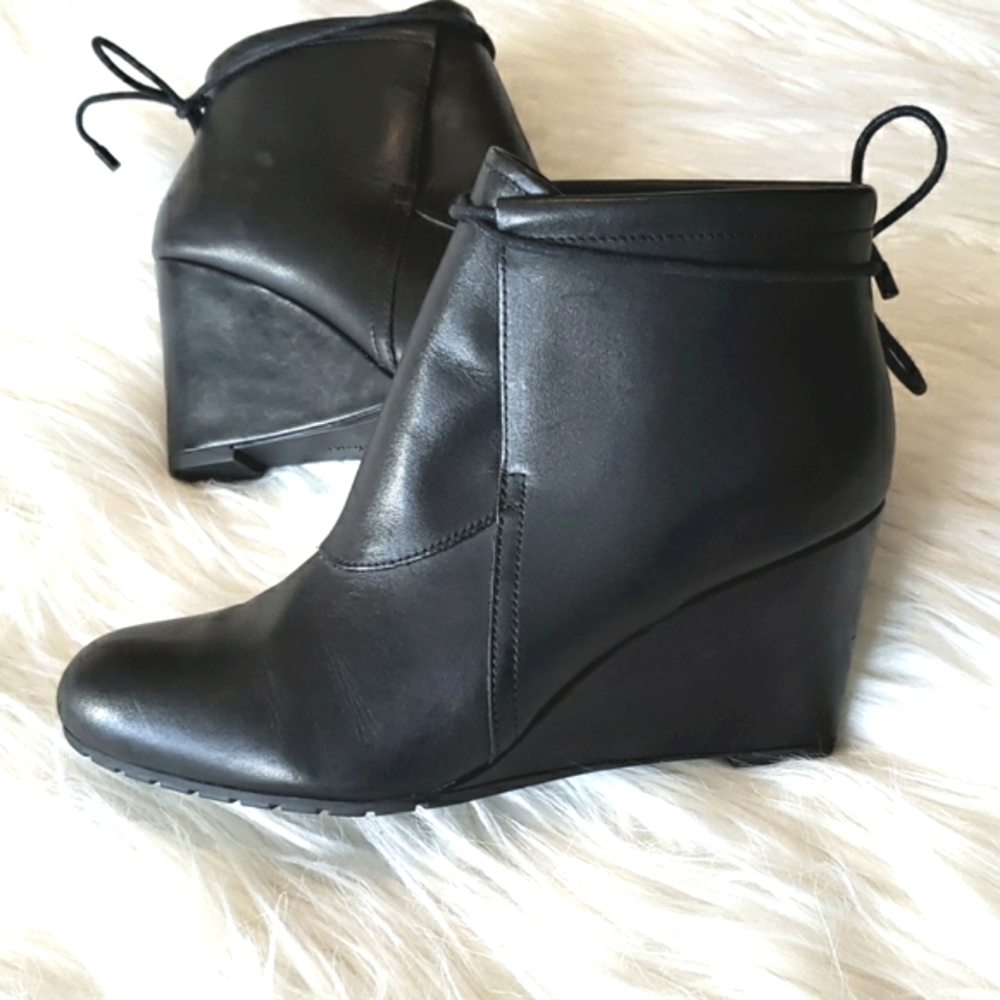 Like new Easy Spirit black leather wedge booties size 8